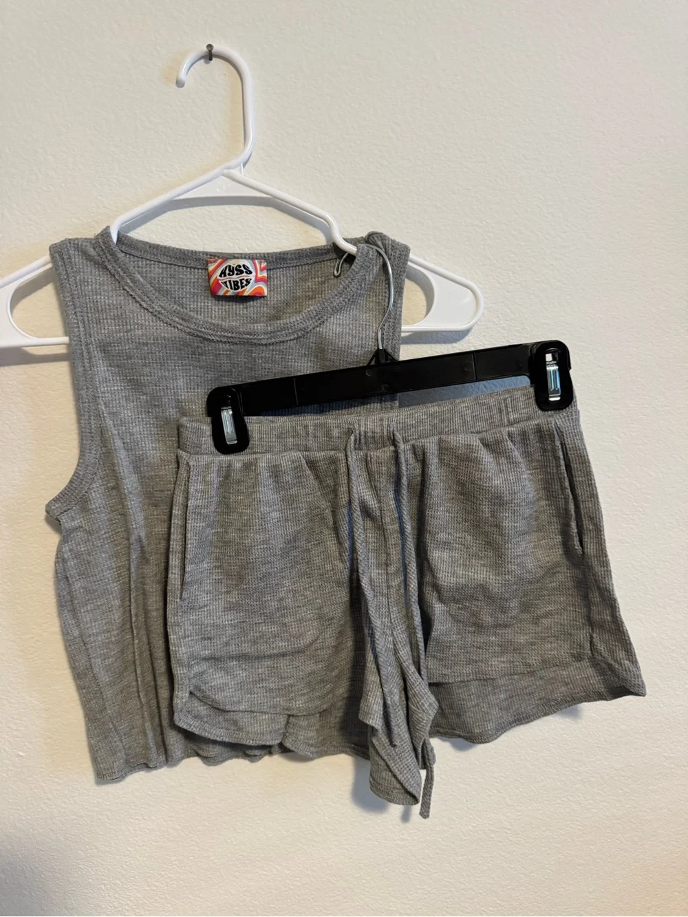 Gray Ribbed Cropped Tank Top - - Picture 3 of 3